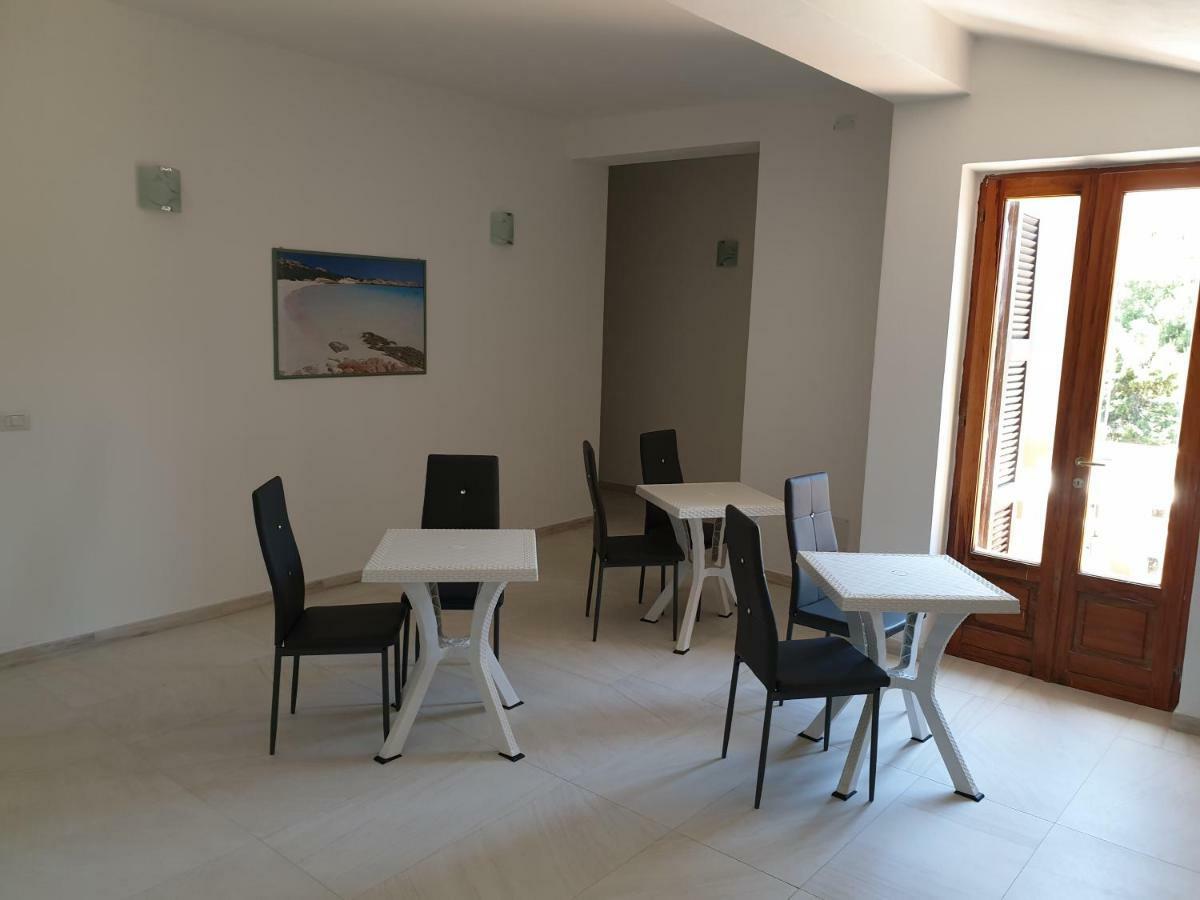 Guest House Tra Rocce E Mare Ла-Маддалена Экстерьер фото